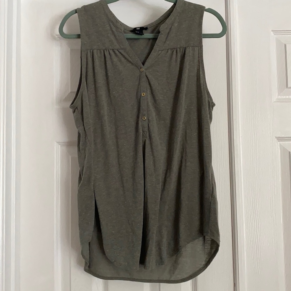 Sleeveless shirt